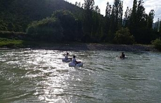 Kato Dağı eteklerinde pet şişeli ve terlikli rafting