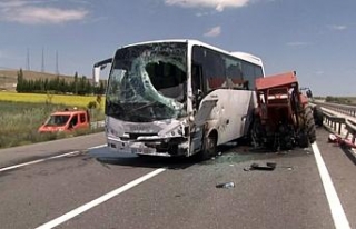 Kaza anı araç kamerasına yansıdı