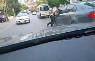Kendisine çarpan sürücüyü böyle durdurmak istedi