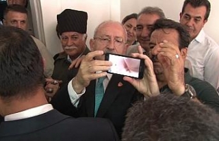 Kılıçdaroğlu’nun selfie çekme mücadelesi