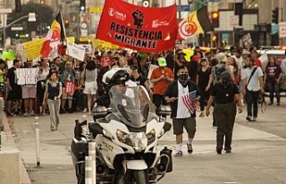 Los Angeles’ta binlerce kişi göçmen yasasını...