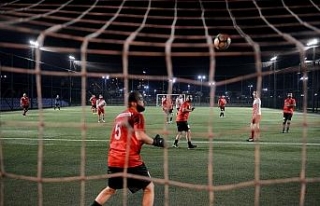 Milli futbolcular Kızılay için sahaya çıktı
