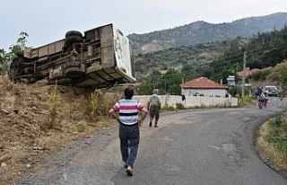 Minibüs devrildi: 4’ü çocuk 13 yaralı