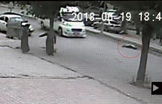 Minibüsün çarptığı çocuk metrelerce sürüklendi