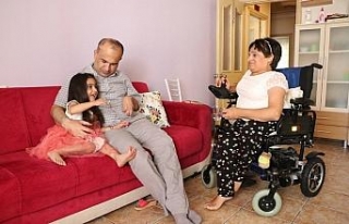 Minik Zeynep engelli ailesinin hayatına renk kattı
