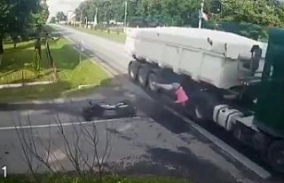 Motosiklet son sürat tıra çarptı