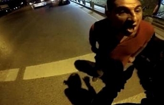 Motosiklet sürücüsüne bıçaklı saldırı kamerada