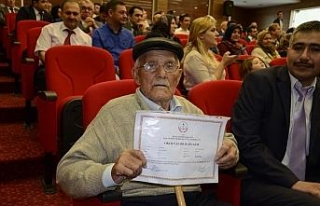 Mustafa Amca 82 yaşında okur-yazar oldu