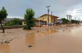 Nevşehir’de yağmur sonrası iş yerlerini su bastı