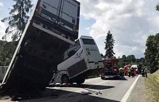Okul servisi kaza yaptı: 48 yaralı