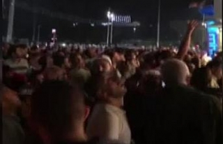 Otelden atılan paralar izdihama neden oldu
