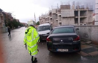 Otomobil ile hafif ticari araç çarpıştı: 8 yaralı