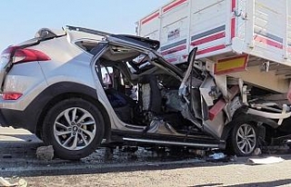Otomobil tırın altına girdi: 2 ölü, 5 yaralı