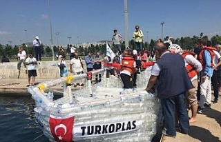 Pet şişelerden yapılan tekne denize indirildi