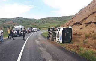 Polisleri taşıyan otobüs devrildi: 11 yaralı