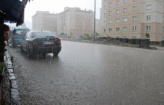 Sağanak yağış Erzurum’da hayatı felç etti
