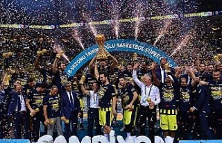 Şampiyon Fenerbahçe Doğuş kupasını aldı