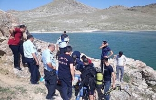 Serinlemek için girdiği gölette boğuldu