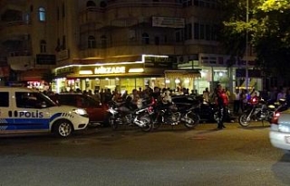 Sokak ortasında tekme tokat kavga