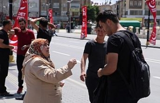 Sokak sokak gezip oğluna ’takipçi’ topluyor