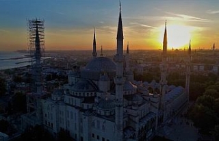 Sultanahmet Camii’nin gün batımıyla birleşen...