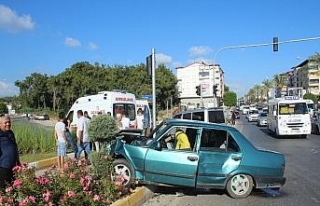 Suriyeli işçileri taşıyan otomobil kaza yaptı:...