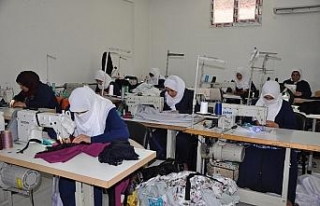 Suriyeli yetim anneleri hem meslek öğreniyor hem...