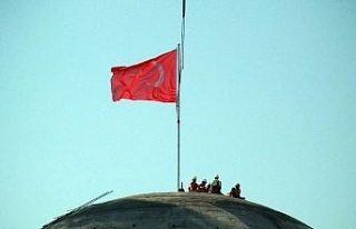 Taksim Camii’ne devasa Türk bayrağı