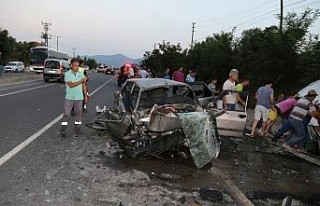 Ters yönde giden ticari araç otomobille çarpıştı:...