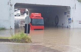 Tır göle dönen alt geçitte mahsur kaldı