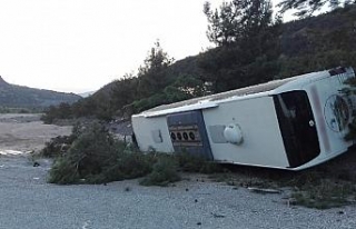 Traktör ile çarpışan yolcu otobüsü devrildi:...