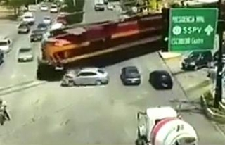 Tren raylara giren otomobile böyle çarptı
