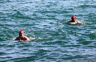 ‘Troya Yılı’ için Boğazı yüzerek geçtiler