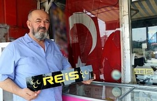 Türk bayrağı ile ‘Reis’ yazısı asılı markete...
