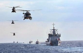 Türk donanması Akdeniz açıklarında gövde gösterisi...