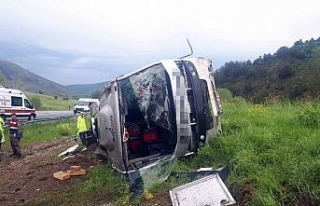 Yolcu otobüsü devrildi: 1 ölü, 29 yaralı