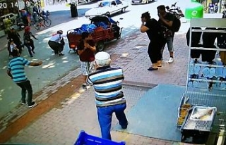 Yolun karşısına geçmek isterken motosikletin altında...