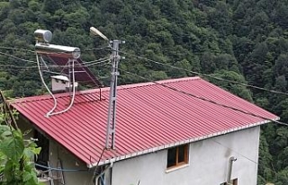 12 yıldır kaldırtamadı, çatının içerisinden...