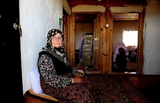50 yıldır dağ köyünde yalnız yaşıyor