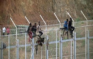 Afrikalı 600 göçmen kaçak olarak İspanya’ya...