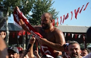 Altın kemeri ailesine armağan etti