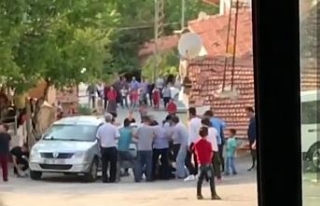 Araçtan indirip tekme tokat dövdüler
