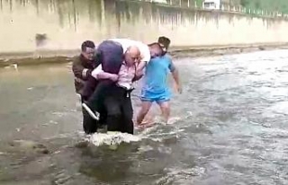 Balık tutarken dereye düşen şahsı itfaiye eri...