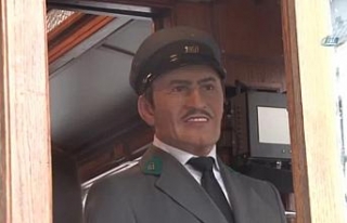 Balmumu vatman heykeli nostaljik tramvaya renk kattı