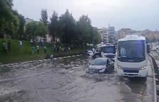 Bayrampaşa’da yollar sular altında kaldı