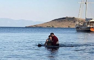 Boğulmak üzere olan genci belediye başkanı kurtardı