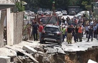 Çöken duvar nedeniyle askıda kalan araç kurtarıldı