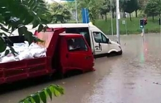 Gaziosmanpaşa’da araçlar suya gömüldü