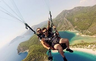 Görme engelliler yamaç paraşütüyle uçtu
