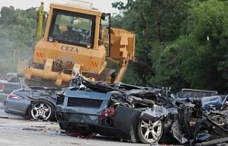 Gümrük kaçağı lüks otomobiller un ufak edildi